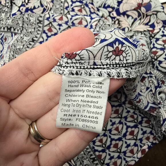 Women's Fun 2 Fun Lightweight Multicolor Paisley V-Neck Blouse - Size Medium - Picture 9 of 9